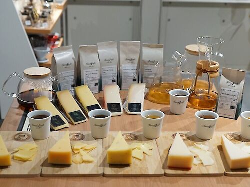 The golden duo: discover the perfect combination of cheese and tea