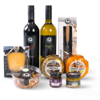 Inhoud van geschenk: twee flessen wijn, 3 kazen, borrelnootjes, mosterd, kaasdip en kaasmes