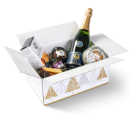 Une boîte blanche ouverte contenant divers produits (fromages) présentés à l’intérieur.