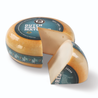 Groot kaaswiel met een stukje eruit gesneden