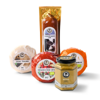 Drei Käsesorten, ein Rauchkäse und ein Glas Senf