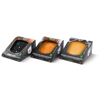Trois morceaux de fromage (1 rouge, 1 noir, 1 jaune) dans l'emballage