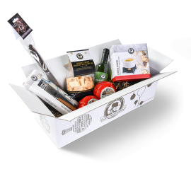 Een open witte doos met daarin verschillende (kaas)producten gepresenteerd.