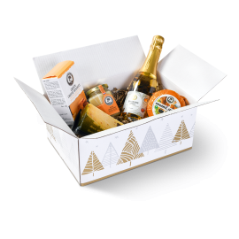 Een open witte doos met daarin verschillende (kaas) producten gepresenteerd.