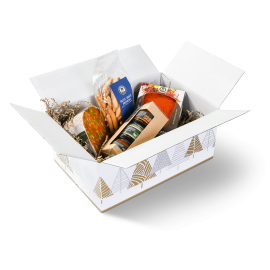 Een open witte doos met daarin verschillende (kaas) producten gepresenteerd.