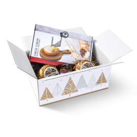 Doos met geschenkpakket waaronder kaasjes en een kaaskruller in verpakking.