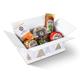 Open witte doos met daarin verschillende (kaas)producten gepresenteerd.