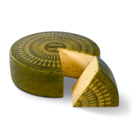 Roue de fromage Bio Fabulous Fenugrec avec un morceau découpé. Le morceau est devant la roue.