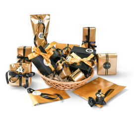 16 petits cadeaux emballés dans un panier.