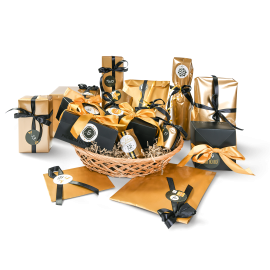 16 petits cadeaux emballés dans un panier.