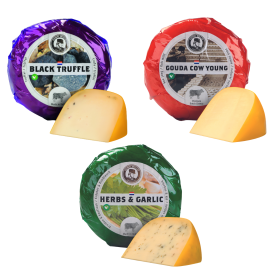 Drie babykazen met alle 3 een stukje kaas ervoor.