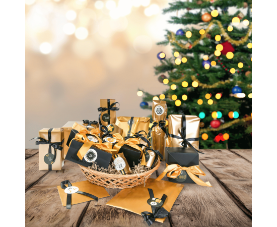 Adventskalender auf einem Tisch mit einem Weihnachtsbaum im Hintergrund. Adventskalender auf einem Tisch mit einem Weihnachtsbaum im Hintergrund.