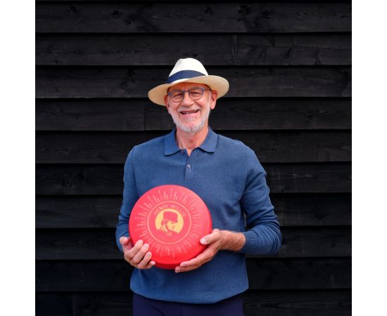 Henri Willig met zijn Glorious Goat kaaswiel