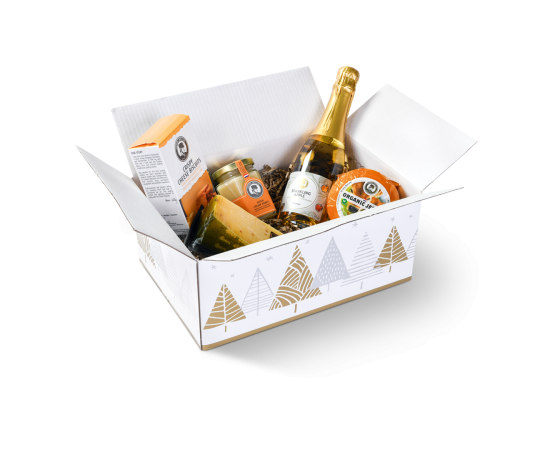 Une boîte blanche ouverte contenant divers produits (fromages) présentés à l’intérieur.