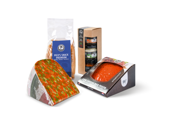 Deux morceaux de fromage, pico’s et dips au fromage dans l’emballage.