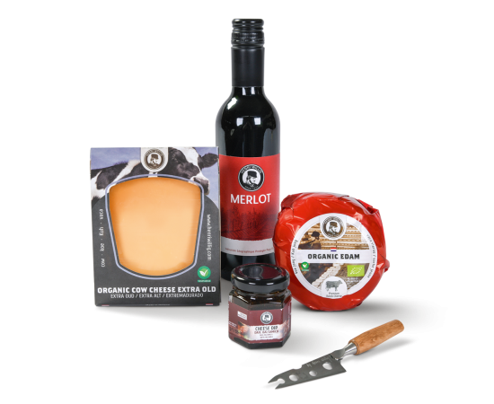 Bouteille de vin rouge, petit fromage, morceau de fromage et petit couteau à fromage dans son emballage.