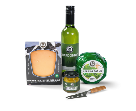 Deux fromages dans l’emballage, une bouteille de vin blanc et un petit couteau à fromage.