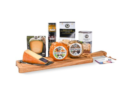 Une planche à fromage avec plusieurs produits présentés dessus.