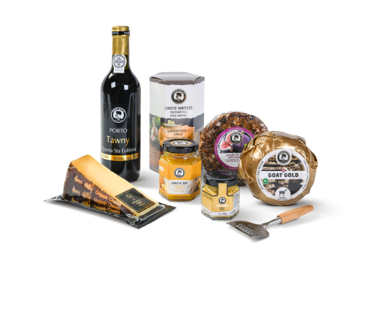 Een fles port, 2 soorten kaas, kaaswafels, potje honing, vijgenbrood en een kleine kaasrasp.