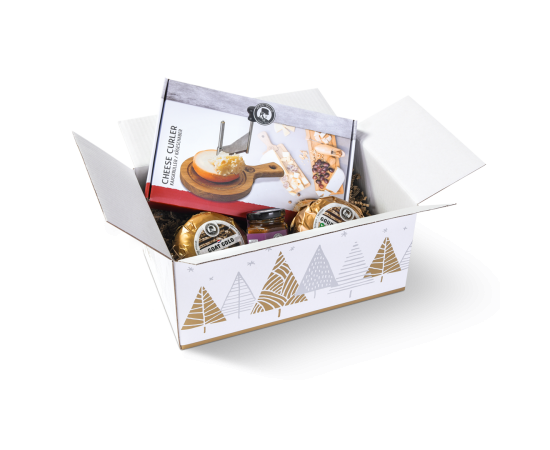 Schachtel mit Geschenkset, darunter Käse und ein Käseschneider in Verpackung.