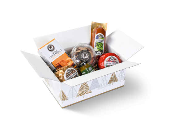 Open witte doos met daarin verschillende (kaas)producten gepresenteerd.