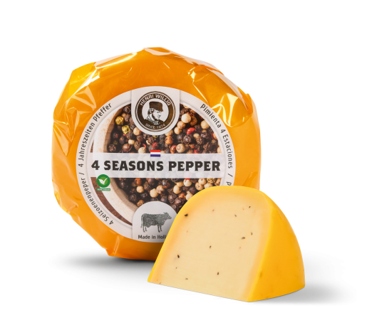 Ein kleiner Kuhkäse Vierjahreszeitenpfeffer in dem Verpackung mit einem Stück Käse davor