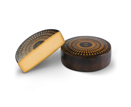 Halve en hele kaaswiel Bio Pure Gold.