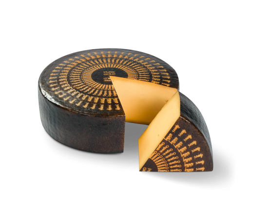 Kaaswiel Bio Pure Gold met een stukje eruit gesneden. Stukje ligt voor het wiel.