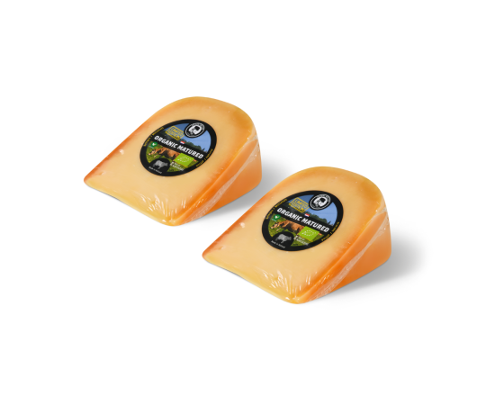 Twee stukjes kaas in de verpakking. Twee stukjes kaas in de verpakking.