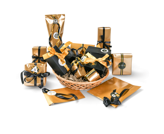 16 cadeautjes ingepakt in een mandje.