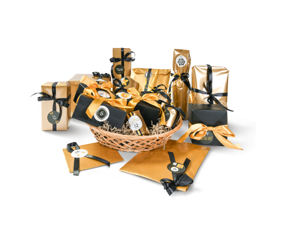 16 petits cadeaux emballés dans un panier.