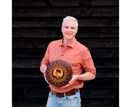 Wiebe Willig met zijn Pure Gold kaaswiel