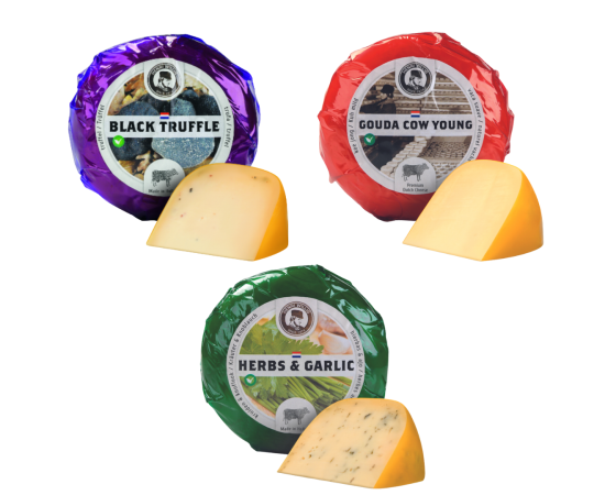 Drei Baby-Käse, jeweils mit einem kleinen Stück Käse davor.