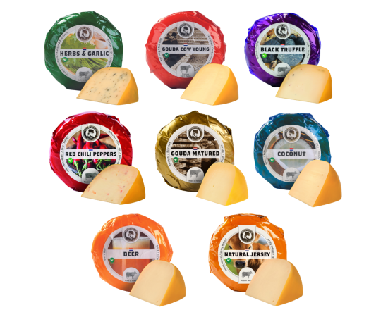 8 babykaasjes met voor alle kaasjes een stukje kaas.