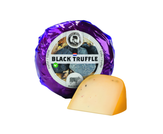 Babykaas in de verpakking met een stukje kaas ervoor.