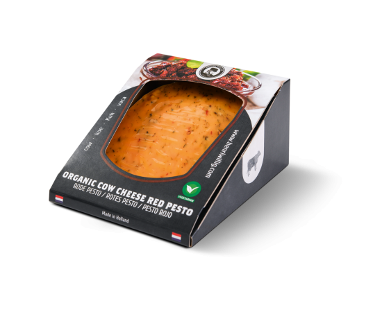 Ein Stück Kuhkäse mit rotem Pesto in der Verpackung