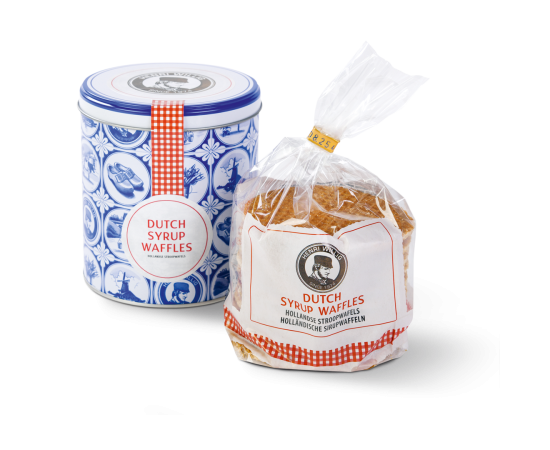 Stroopwafels in de verpakking naast de bijhorende blik