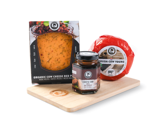 Zwei Käsesorten, ein Käsebrett und ein Käsedip in der Geschenkbox.