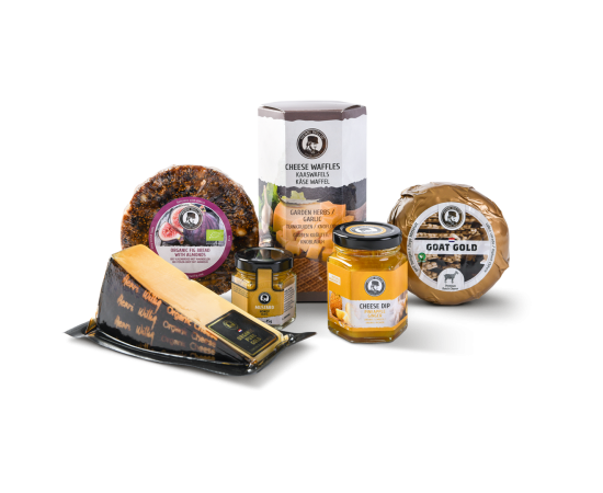 Twee babykazen, een stuk kaas, potje mosterd, potje kaasdip, kaaswafels en vijgenbrood in de verpakking.
