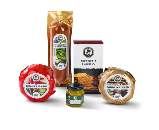 Twee babykaasjes, een rookkaas, sesam crackers, kaasdip en kaaskoekjes in de verpakking.