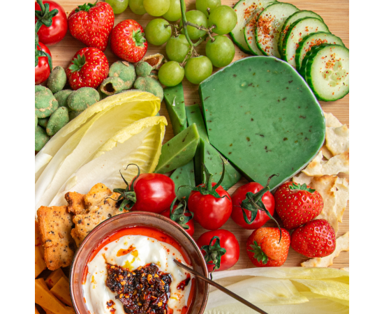 Koekaas met Jalapeño op een kaasplank