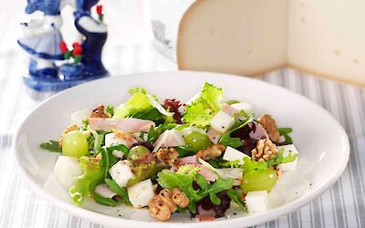Goat's cheese salad with ham and grapes