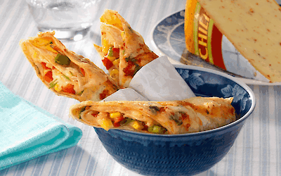 Hot & pikante mexikanische Tortilla-Wraps mit Käse und Koriander-Tomaten-Salsa