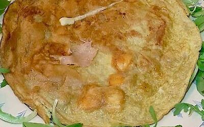 Italienisches Omelett mit Jersey-Käse, Thunfischcreme mit Pistazien, gekochtem Schinken & toralli