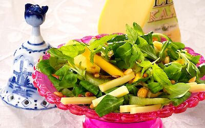 Mango-kiwi salad with mild Dutch cheese