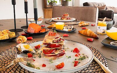 Préparer son propre petit-déjeuner de luxe pour la Saint-Valentin avec des omelettes et des blinis