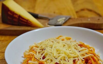 Spaghetti met volle tomatensaus en pure gold kaas