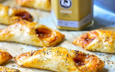 Puff pastry bites with chicken, Gouda cheese and honey mustard