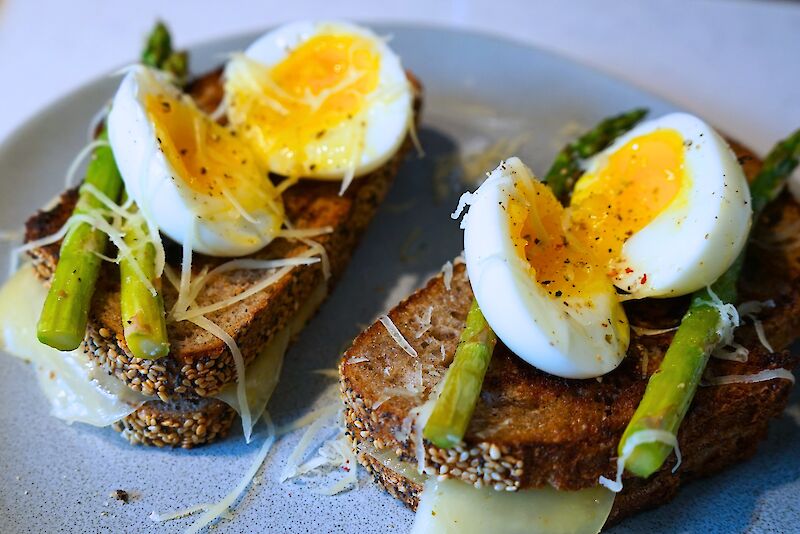 Gegrild broodje asperge met aspergekaas
