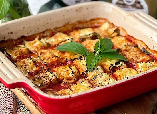 Ovenschaal gevuld met Courgetterolletjes met Tzatzikikaas van Henri Willig
